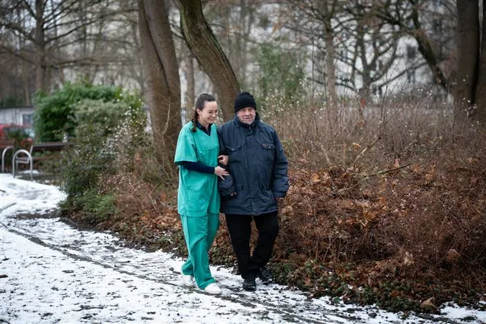Botendienst der Knut Apotheke begleitet einen Patienten